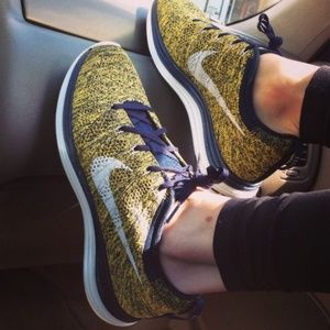 Nike FlyKnit Women's Sneakers sz 9.5